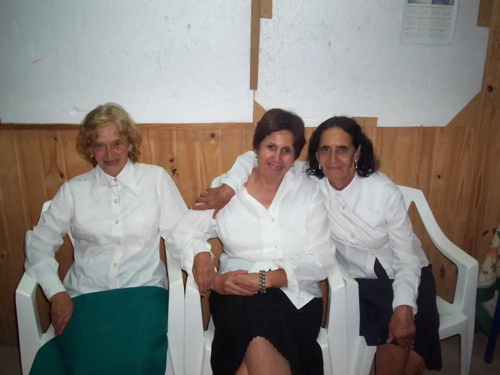 Hermanas Correa y hermana Marta