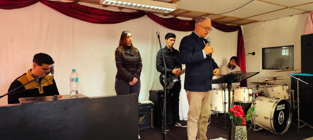 Pastor Manoel dando su testimonio