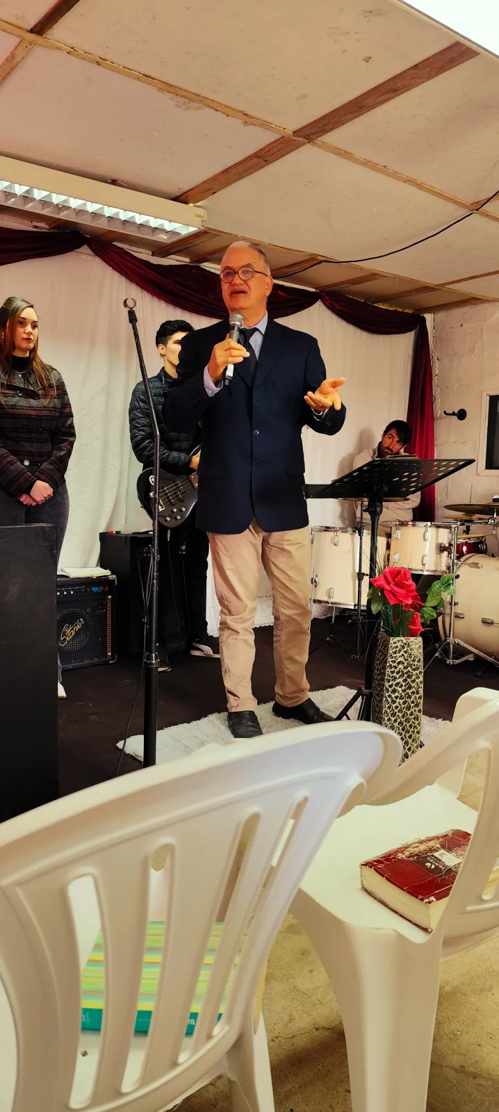 Pastor Manoel dando su testimonio